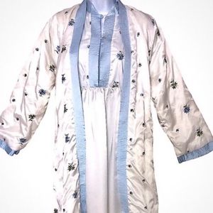 RARE VTG 60s SET: ODETTE BARSA GOWN & QUILT ROBE WHITE w/BLUE HAND-EMBROIDERY SM